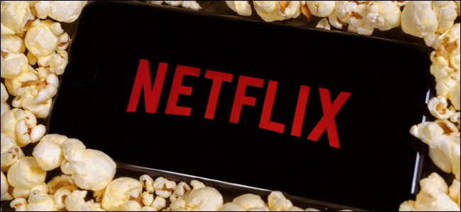 Netflix en el teléfono con palomitas de maíz