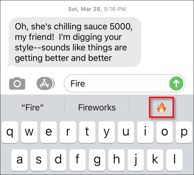 Toque el emoji en el área de texto predictivo para insertarlo en Apple Messages