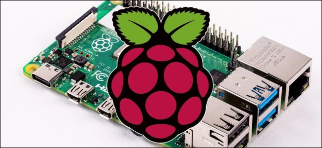 Una Raspberry Pi y su logo oficial de frambuesa.