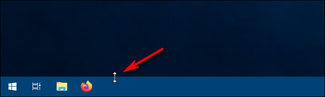 Usando el cursor de cambio de tamaño para cambiar el tamaño de la barra de tareas en Windows 10