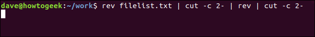 "rev filelist.txt | cut -c 2- | rev | cut -c 2-" en una ventana de terminal.