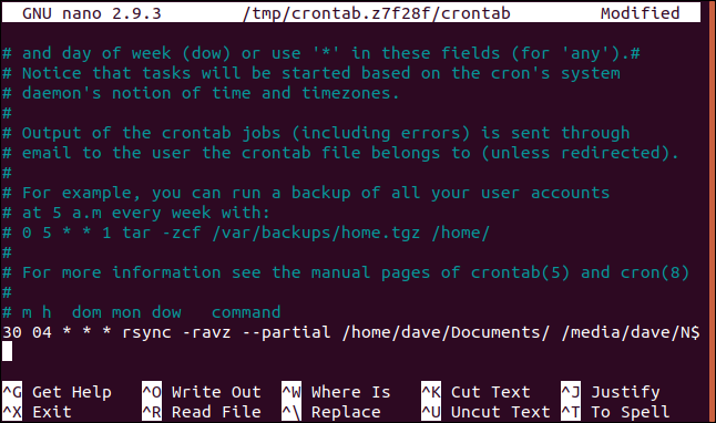 crontab abierto en nano en una ventana de terminal