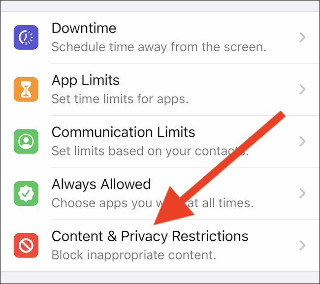 Selecciona "Restricciones de contenido y privacidad".