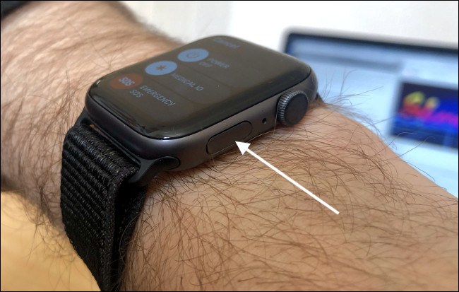 Use el botón lateral en el Apple Watch para emergencias SOS