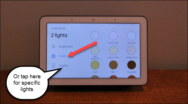Luces de la sala de estar de Google Home Hub con llamadas a los colores y 2 opciones de luces