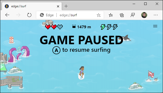 Usando un controlador Xbox en el juego de navegación de Microsoft Edge.