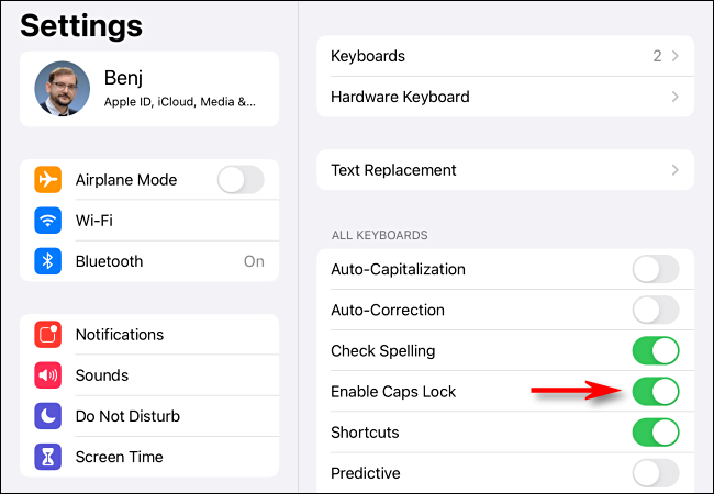 Toca el interruptor "Activar bloqueo de mayúsculas" en la configuración del iPad.