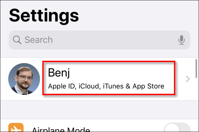 Toque el nombre de su cuenta en Configuración en iPhone