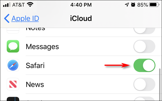 Toque el interruptor junto a Safari en la configuración de iCloud en iPhone