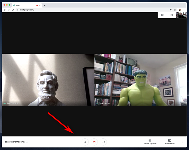 La barra de herramientas de llamadas en Google Meet