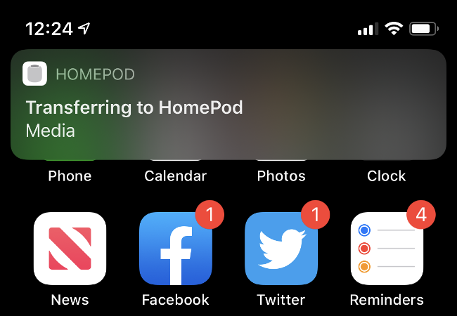Una notificación de iPhone de que la reproducción se está transfiriendo de un iPhone a HomePod.