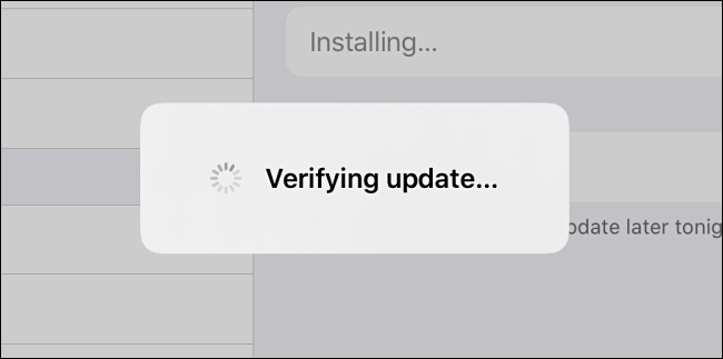 El mensaje "Verificando actualización" de iPadOS.