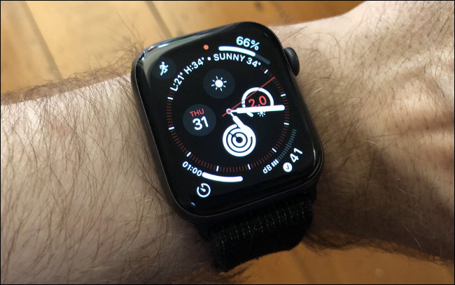 Información meteorológica en un Apple Watch Series 4.