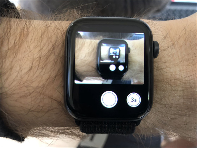 Un Apple Watch en el brazo de un hombre tomando una foto.