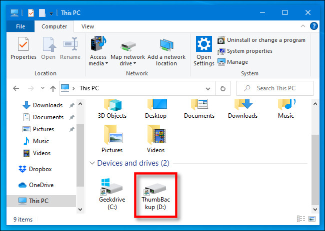 En esta PC, ubique su memoria USB en el Explorador de archivos de Windows 10.
