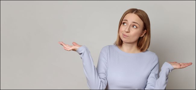 Una mujer joven encogiéndose de hombros.