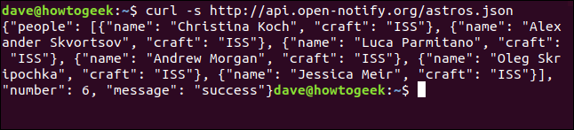 El comando "curl -s http://api.open-notify.org/astros.json" en una ventana de terminal.