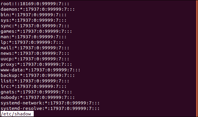 el archivo / etc / shadow en less en una ventana de terminal