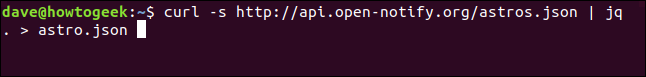 El comando "curl -s http://api.open-notify.org/astros.json | jq.> Astros.json" en una ventana de terminal.