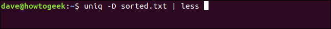 El comando "uniq -D sorted.txt | less" en una ventana de terminal.