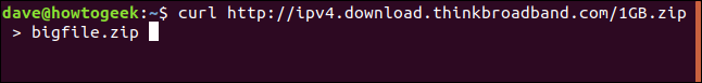 El comando "curl http://ipv4.download.thinkbroadband.com/1GB.zip> bigfile.zip" en una ventana de terminal.