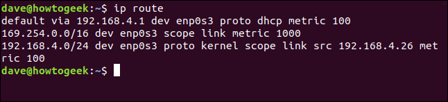 El comando "ip route" en una ventana de terminal.