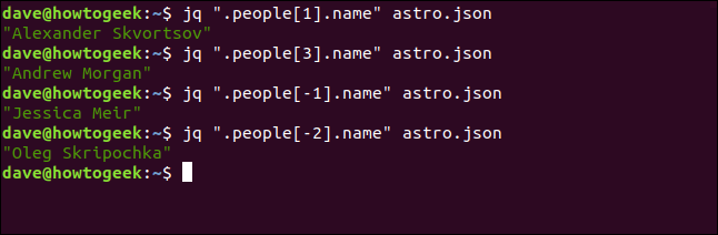 El "jq" .people [1] .name "astro.json", "jq" .people [3] .name "astro.json", "jq" .people [-1] .name "astro.json," y "jq" .people [-2] .name "astro.json" en una ventana de terminal.