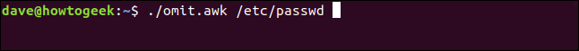 El comando "./omit.awk / etc / passwd" en una ventana de terminal.