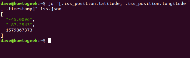 El comando "jq" [.iss-position.latitude, iss_position.longitude, .timestamp] "iss.json" en una ventana de terminal.