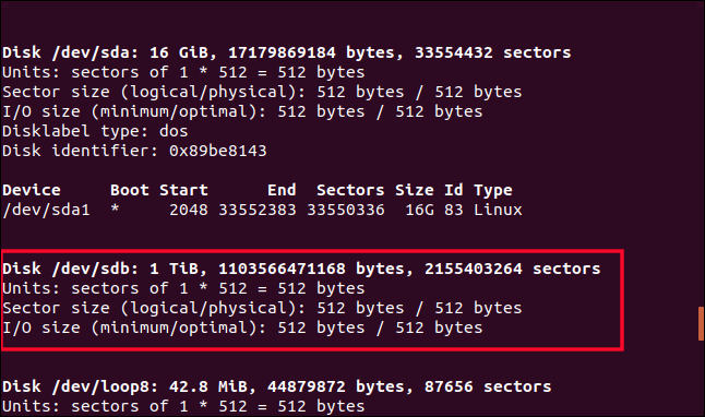 Salida de fdisk en una ventana de terminal con / dev / sdb resaltado