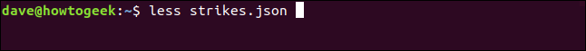 El comando "less strikes.json" en less en una ventana de terminal.