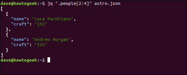 El comando "jq" .people [2: 4] "astro.json" en una ventana de terminal.