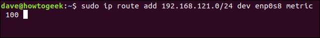 El comando "sudo ip route add 192.168.121.0/24 dev enp0s8 metric 100" en una ventana de terminal.