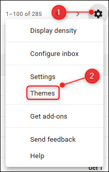 Haz clic o toca el engranaje de Configuración en la parte superior derecha y luego selecciona "Temas".