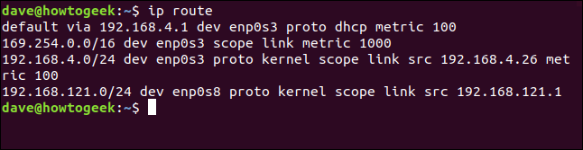 El comando "ip route" en una ventana de terminal.