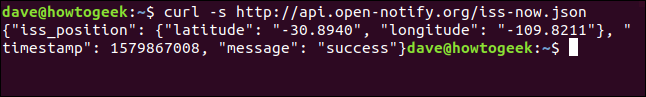 El comando "curl -s http://api.open-notify.org/iss-now.json" en una ventana de terminal.