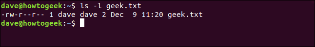El comando "ls -l geek.txt" en una ventana de terminal.