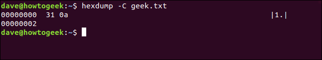El comando "hexdump -C geek.txt" en una ventana de terminal.
