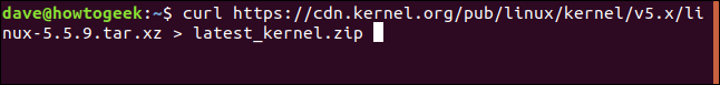 El comando "curl https://cdn.kernel.org/pub/linux/kernel/v5.x/linux-5.5.9.tar.xz> latest_kernel.zip" en una ventana de terminal.