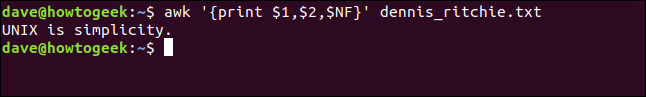 El comando "awk '{print $ 1, $ 2, $ NF}' dennis_ritchie.txt" en una ventana de terminal.