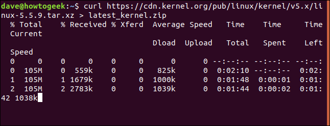 La salida del comando "curl https://cdn.kernel.org/pub/linux/kernel/v5.x/linux-5.5.9.tar.xz> latest_kernel.zip" en una ventana de terminal.