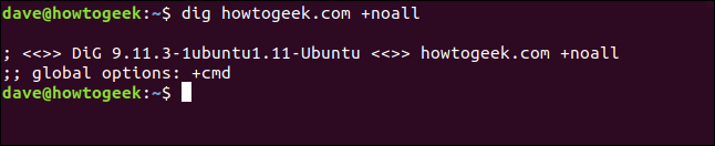 El comando "dig howtogeek.com + noall" en una ventana de terminal.