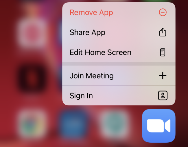 El menú contextual del icono de una aplicación que se mantiene pulsado muestra la opción "Eliminar aplicación".