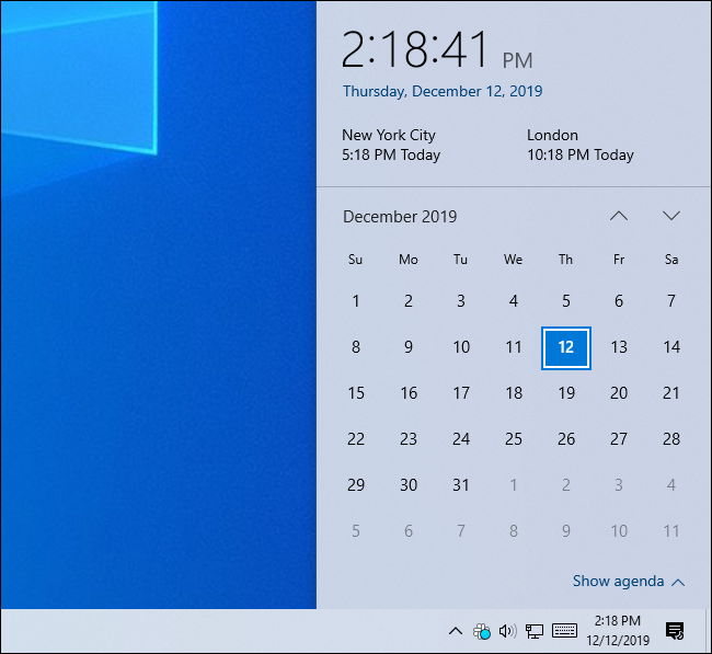 Panel de reloj de Windows 10 que muestra la hora en tres zonas horarias.