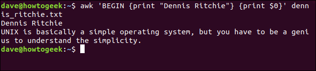 El comando "awk 'BEGIN {print" Dennis Ritchie "} {print $ 0}' dennis_ritchie.txt" en una ventana de terminal.