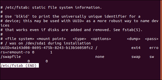 El archivo "/ etc / fstab" en menos en una ventana de terminal.