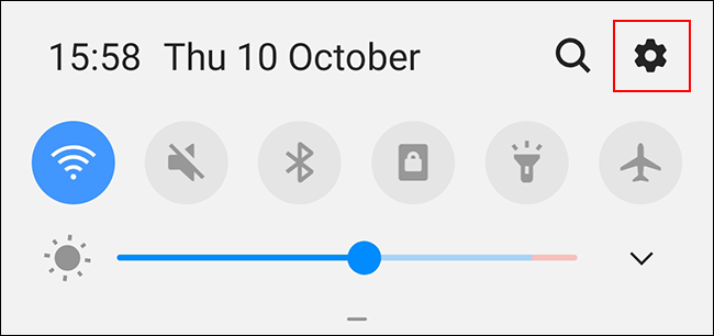 Desliza hacia abajo para acceder al tono de notificaciones, luego toca el ícono de engranajes para acceder al menú de configuración de Android