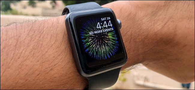 Apple Watch mostrando GIF de fuegos artificiales como fondo de pantalla