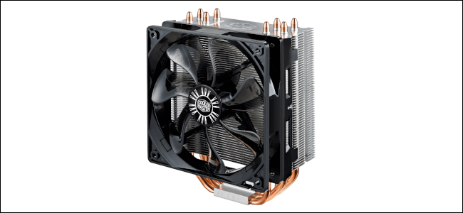 Un enfriador de CPU con un ventilador grande y tubos de cobre que sobresalen de la parte inferior.
