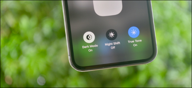 Alternar el modo oscuro en el Centro de control que se muestra en un iPhone con iOS 13